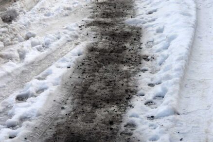 Príjazdová cesta v zime posypaná popolom