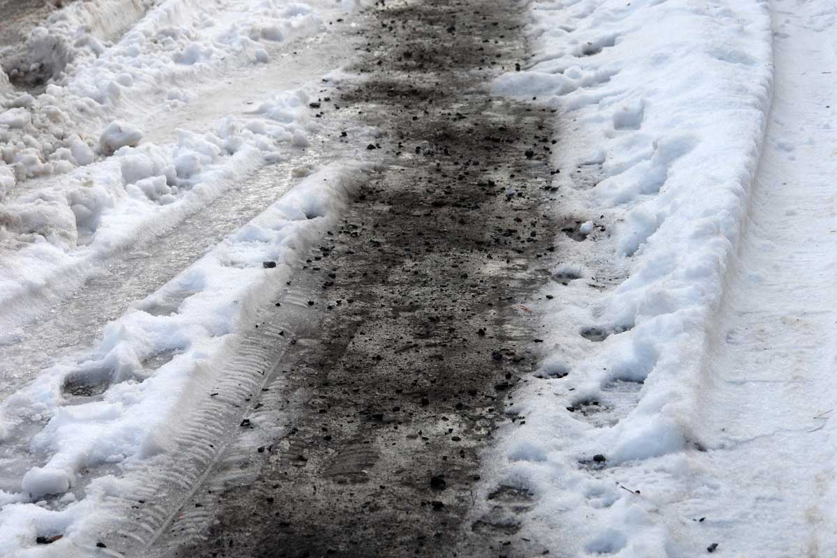 Príjazdová cesta v zime posypaná popolom