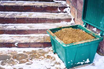 Piesok v nádobe na zimný posyp