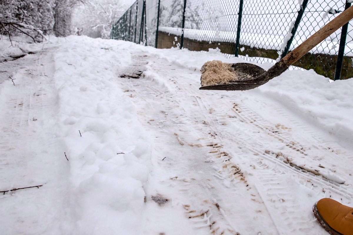 Посыпаем подъездную дорогу солью