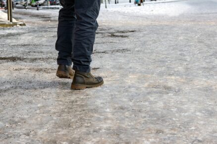 Namrznutý chodník posypaný kamennou drťou