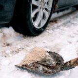 Soľ ničí chodníky aj záhradu. Akým posypom ju v zime nahradiť, aby sa nešmýkalo