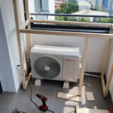 Ako šikovne prekryť klimatizačnú jednotku na balkóne a získať aj priestor na kvety