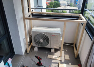 Ako šikovne prekryť klimatizačnú jednotku na balkóne a získať aj priestor na kvety
