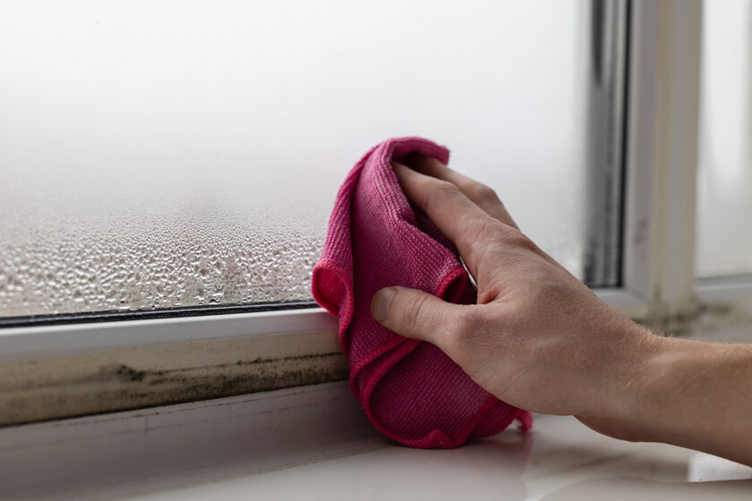 Utieranie zarosených okien handričkou