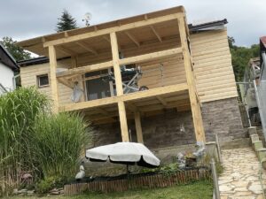 Postavil si terasu počas dovolenky. Dnes je to jeho najobľúbenejšie miesto na chate