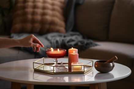 Horiace sviečky na stole