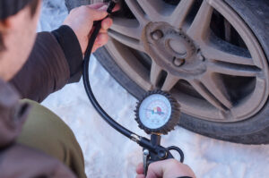 Aký je ideálny tlak v pneumatikách v mrazivom počasí? Neriskujte a skontrolujte ho ešte dnes!