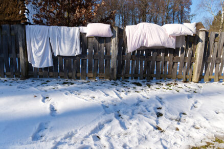Vetranie vankúšov a paplónov na studenom vzduchu v záhrade