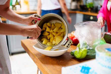 Žena si pripavuje varené zemiaky