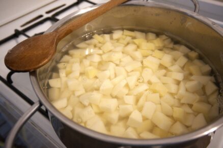 Nadrobno nakrájané zemiaky sa varia v hrnci