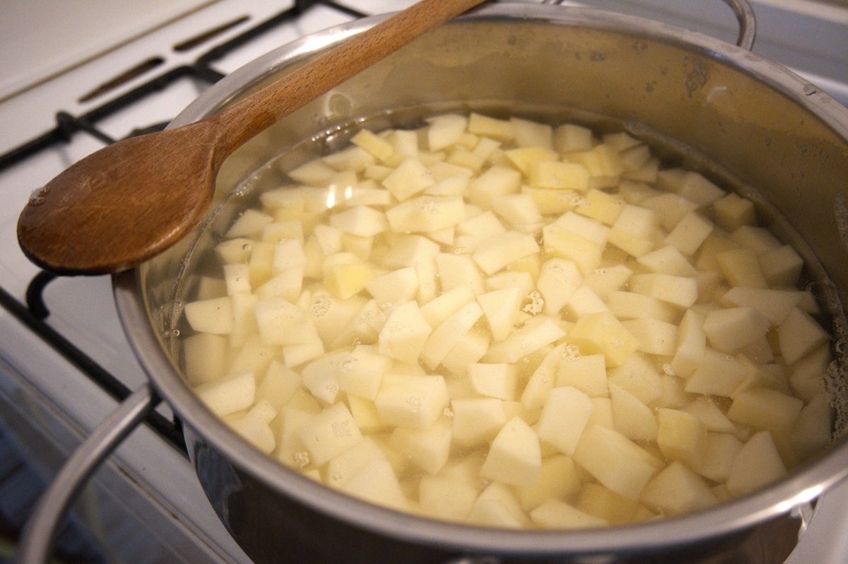 Nadrobno nakrájané zemiaky sa varia v hrnci