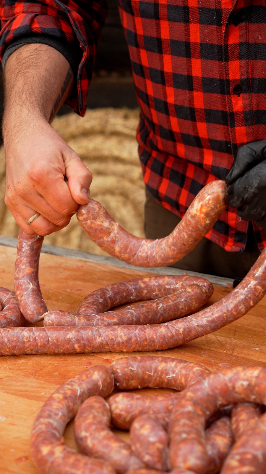 Naplnené klobásy nechajte preschnúť. Len suchý povrch črievok zabezpečí peknú farbu a vôňu dymu.