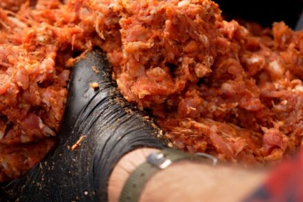 Miešanie klobásovej zmesi