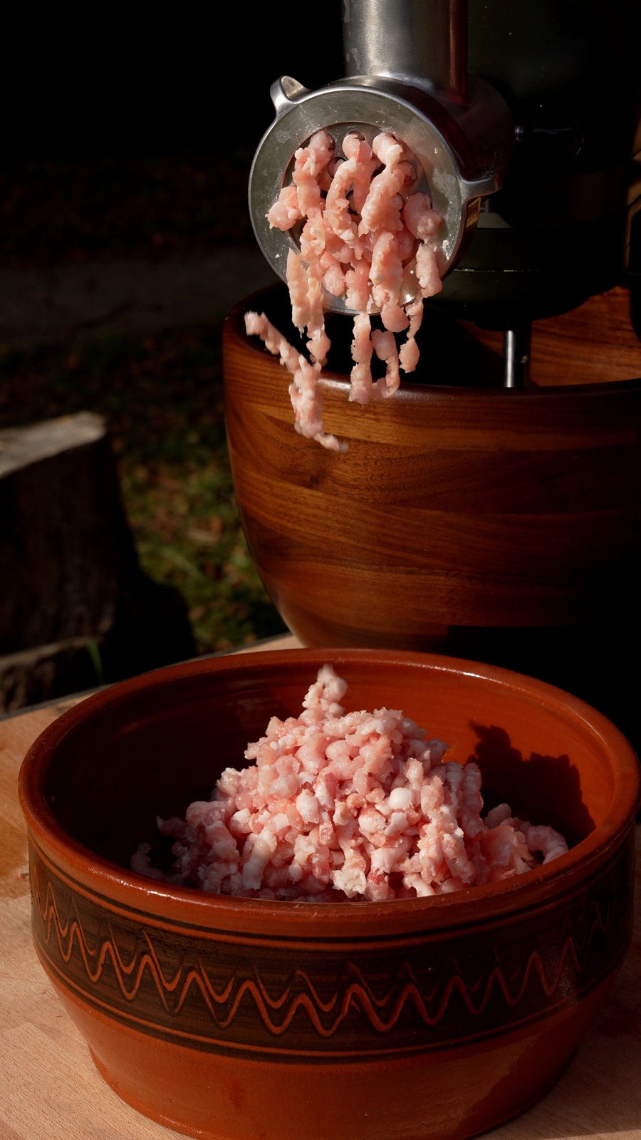 Mäso meľte rovnomerne, ideálne cez doštičku s otvorom 8 mm. Ostrý nôž a šajba sú polovicou úspechu.