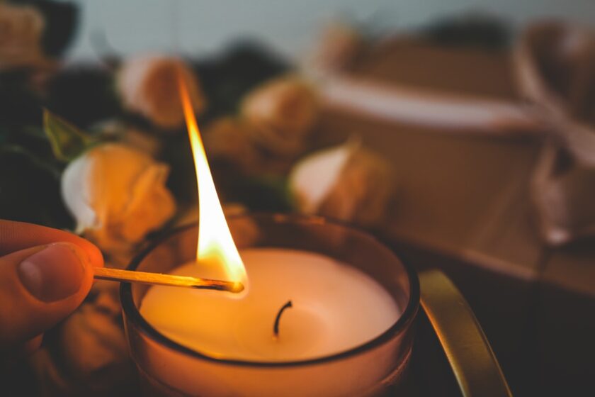 Zapaľovanie sviečky zápalkou