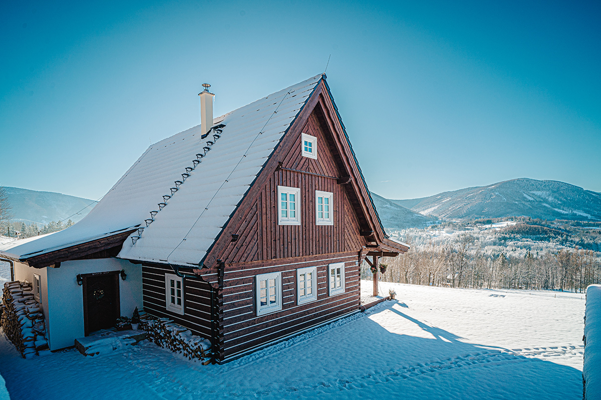 Jan zvolil drevené eurookná v bielej farbe, pričom rovnakej farby sú aj obložky. Dodáva to celej stavbe romanticky nádych. Všetky dvere sú dubové, robené stolárom.