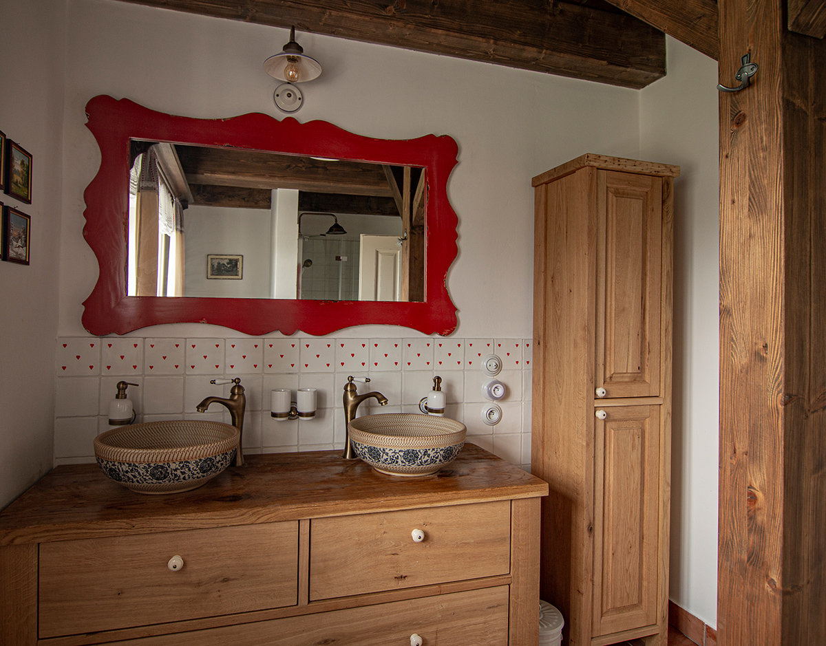 Horná rada obkladu v oboch kúpeľniach je vždy so srdiečkami. Práve srdiečko je jednotiaci prvok v celom zrube. Nájdete ho všade, na uterákoch, obliečkach, poťahoch...