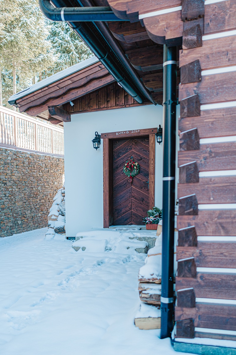 Na kvalitných materiáloch sa nešetrilo. Všetky dvere v zrube sú dubové.