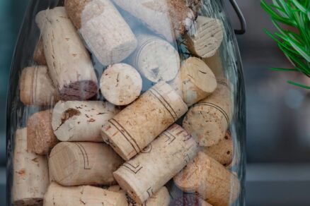 Korkové zátky v sklenenom pohári.