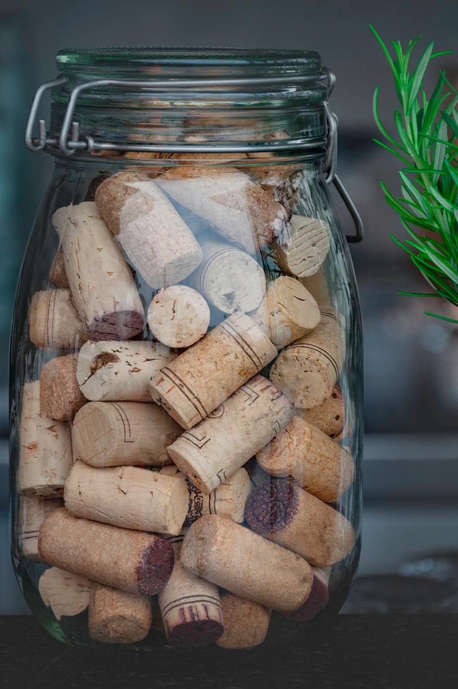 Korkové zátky v sklenenom pohári.