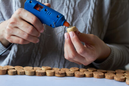 lepenie korkových zátok tavnou pištoľou pri výrobe domácej podložky