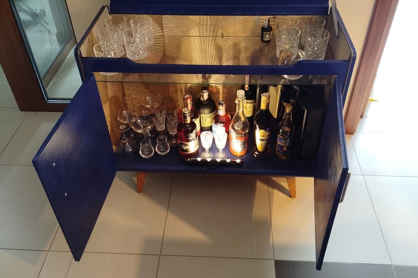 Starý perinák prerobený na domáci bar