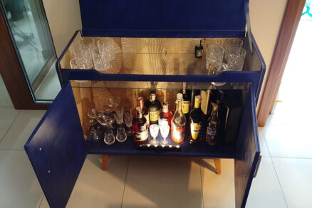 Starý perinák prerobený na domáci bar