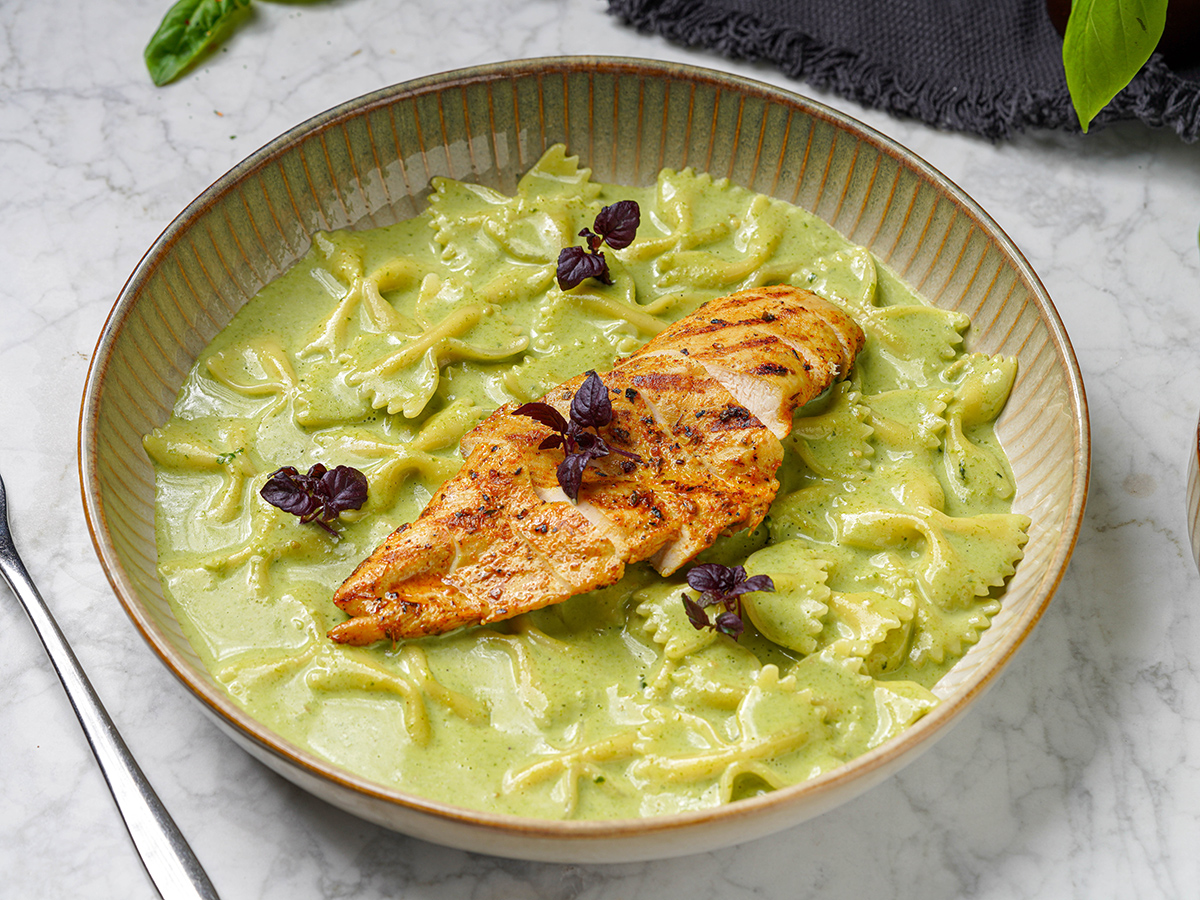 Cestoviny s kuracím mäsom a bazalkovou omáčkou