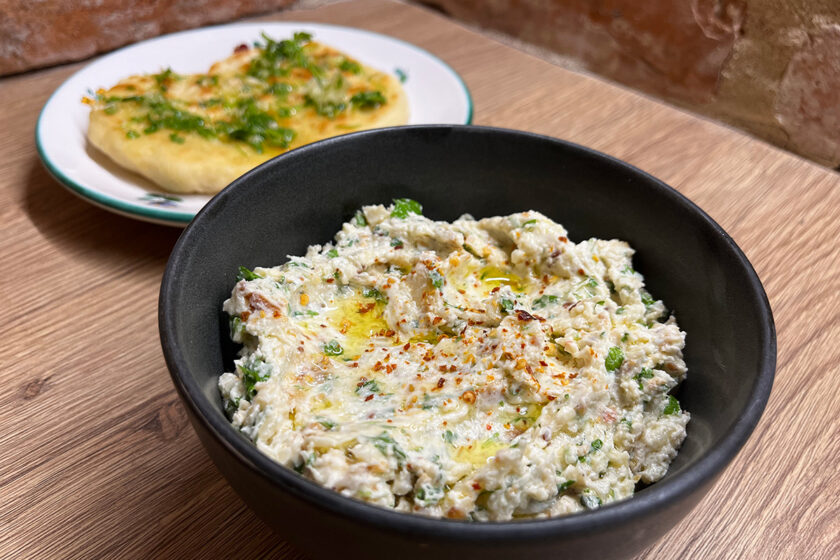 Lahodná cesnaková nátierka s naanom