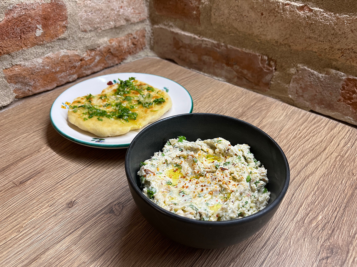 Lahodná cesnaková nátierka s naanom