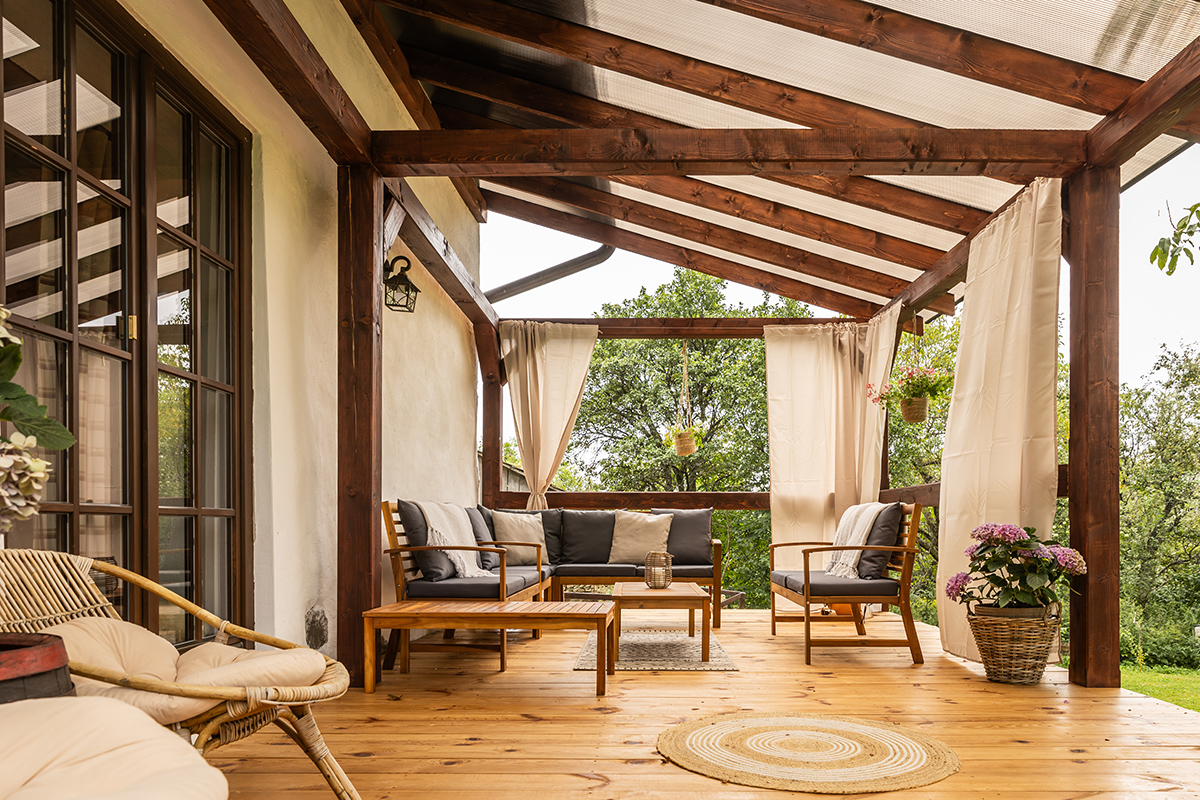 Veľká terasa na chalupe s posedením