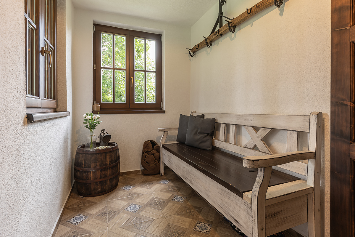 Z toho, čo sme našli v dome, ostal len vešiak v predsieni, ktorý som vyrobil z nejakej časti voza a doplnil o ručne kované háčiky.