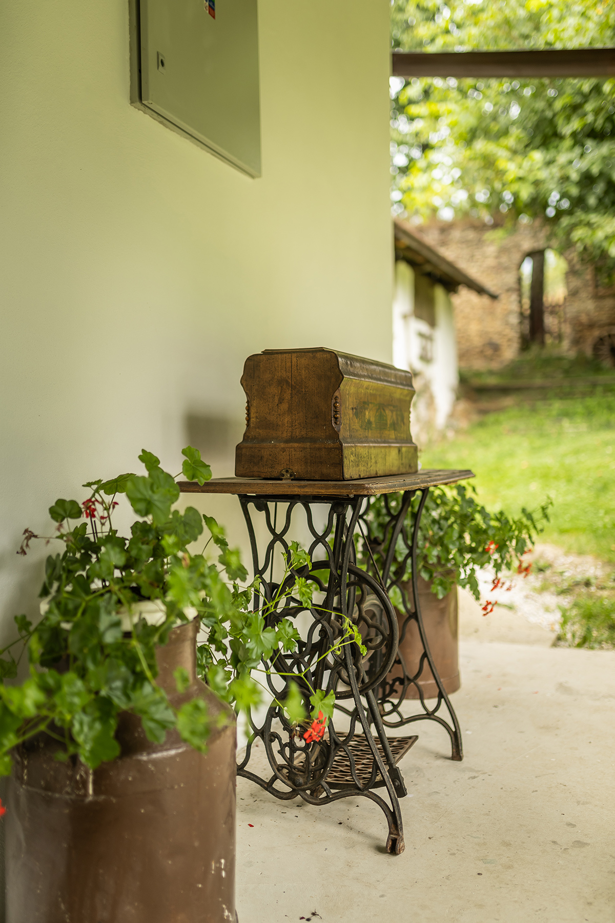 S úctou k tradícii a histórii sú v interiéri aj exteriéri chalúpky použité recyklované starožitné kúsky. Na podstienke našiel svoje miesto ikonický šijací stroj známej značky Singer.