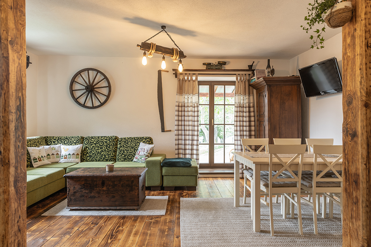 Obývačka na chalupe vo vidieckom štýle
