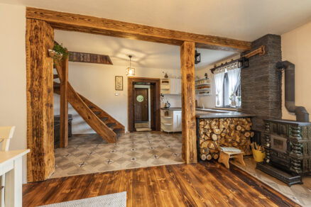 Keramická pec v otvorenej dennej zóne na chalupe