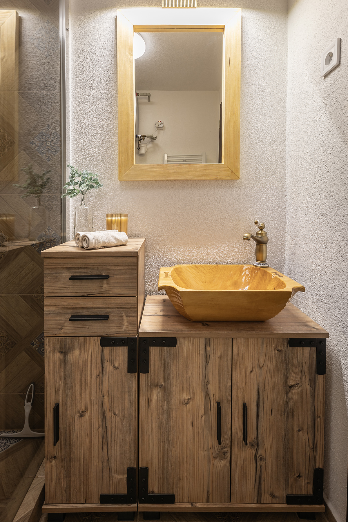 Umývadlo je ručná výroba Jankinho otca, rovnako ako dizajnový stolík z orechového kmeňa na poschodí.