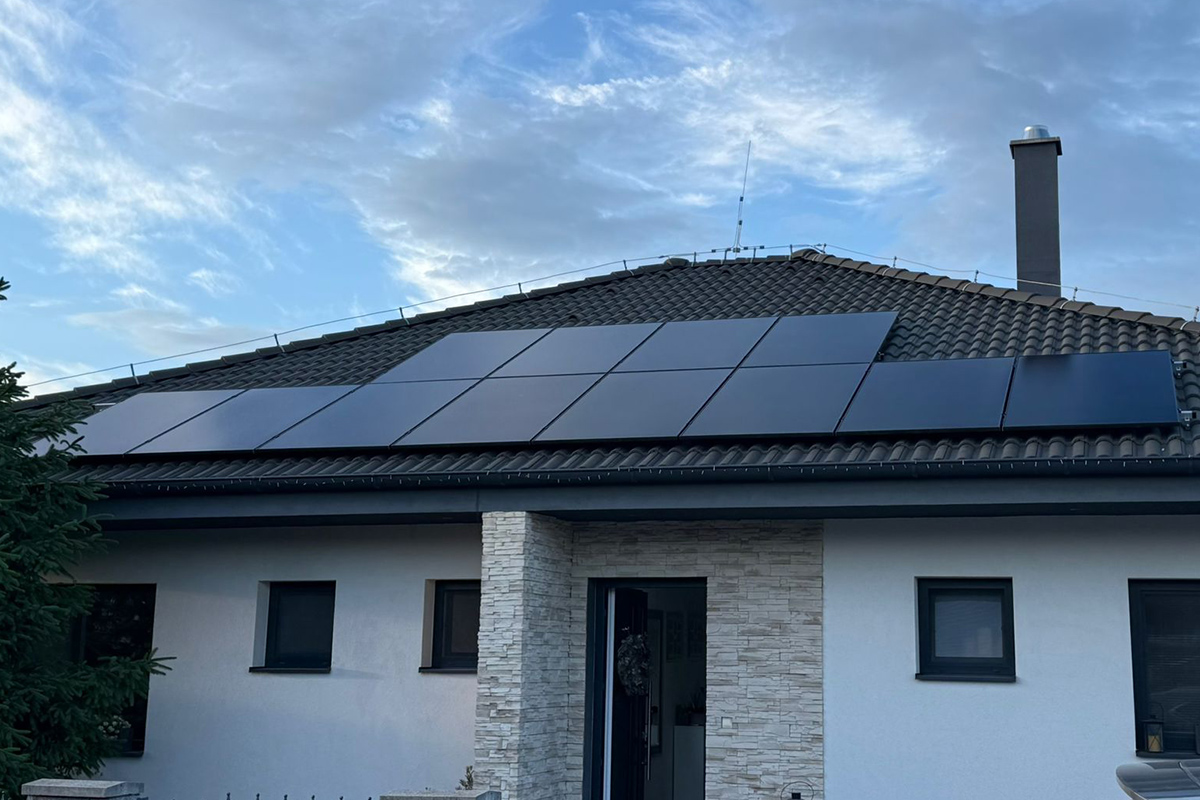 Fotovoltické panely na streche