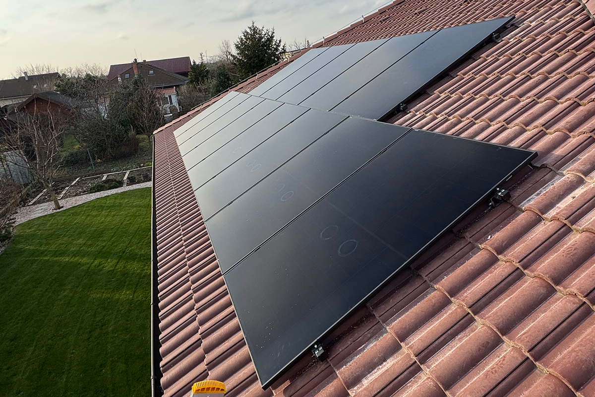 Fotovoltické panely na streche