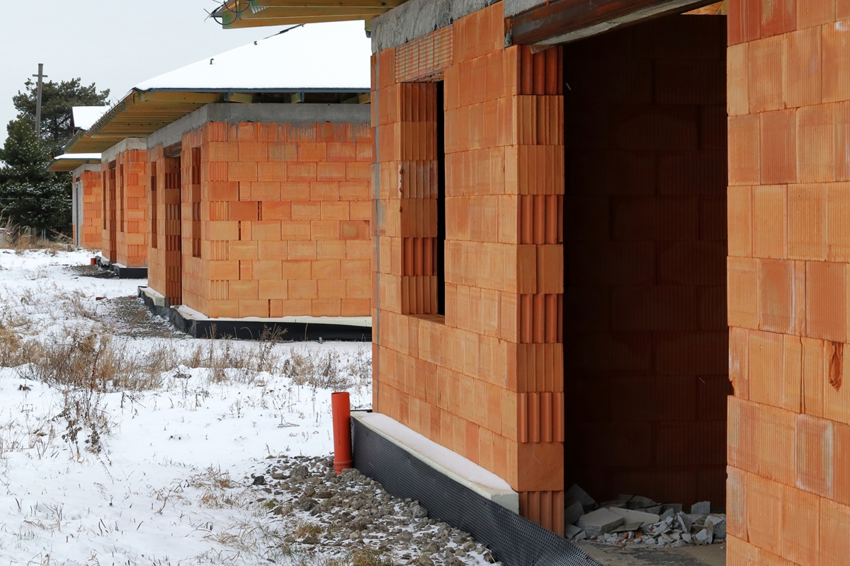 Hrubá stavba v zime