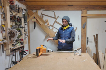 Lukáš testuje v dielni stavebné miešadlo