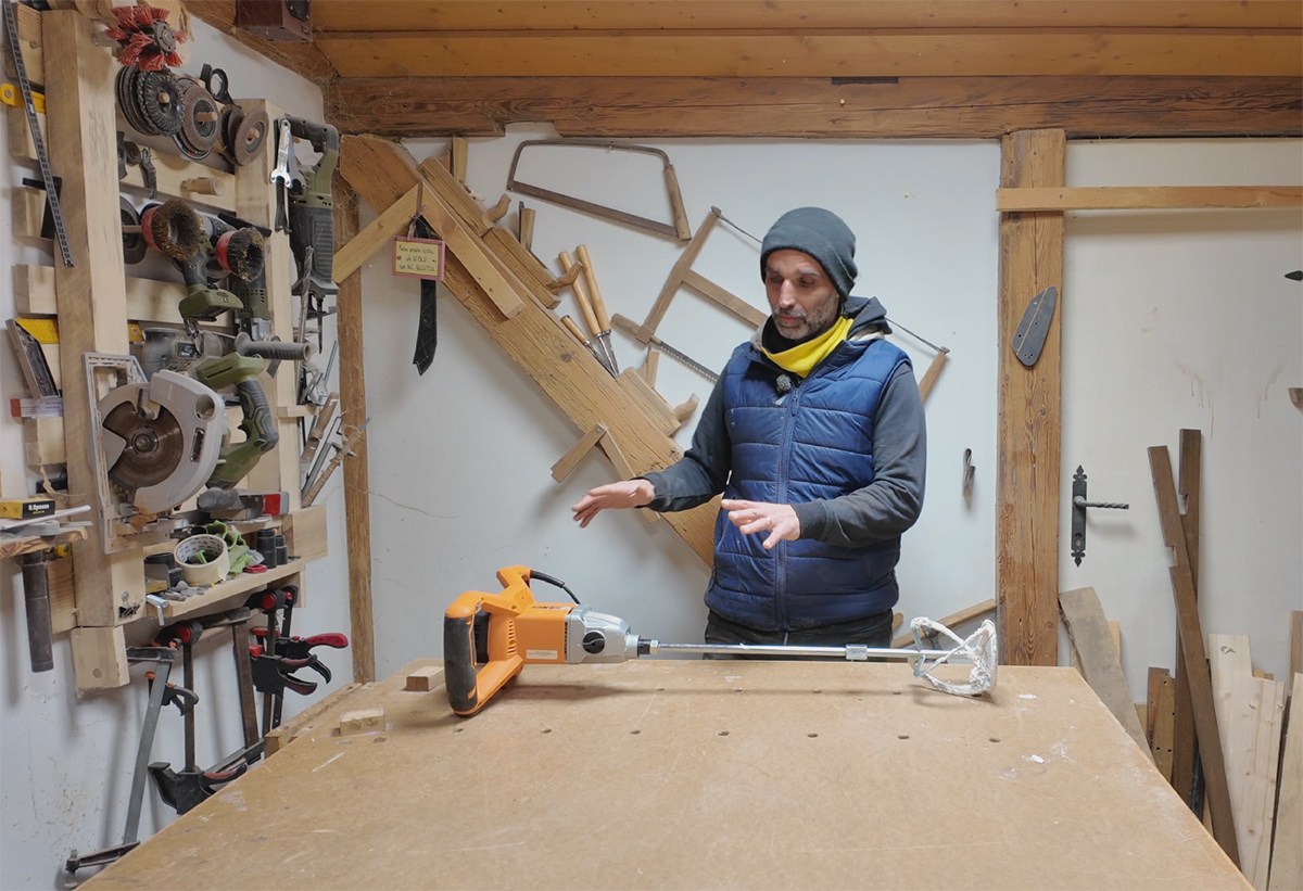 Lukáš testuje v dielni stavebné miešadlo