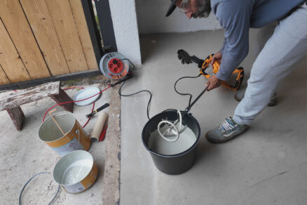 Lukáš testuje v dielni stavebné miešadlo