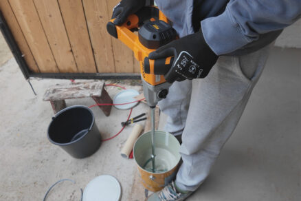 Lukáš testuje v dielni stavebné miešadlo