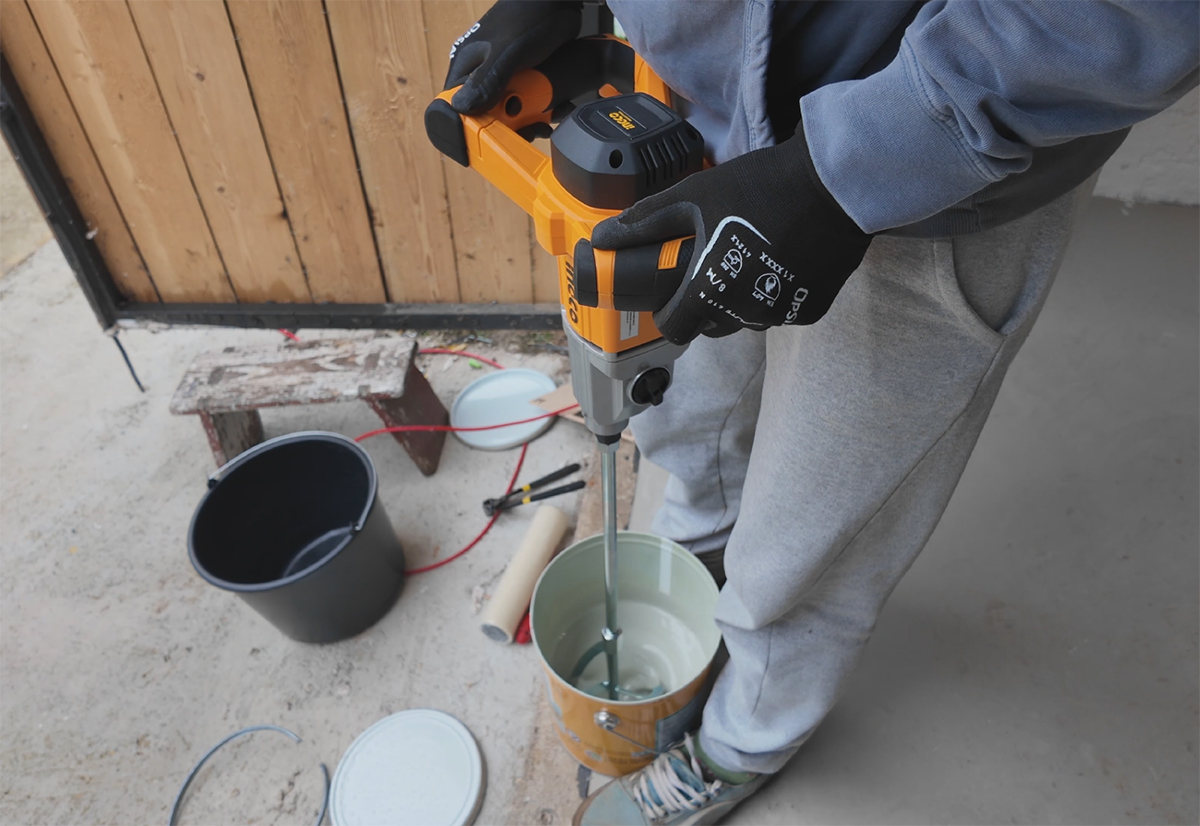 Lukáš testuje v dielni stavebné miešadlo