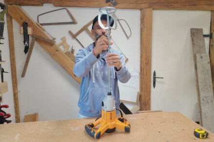 Lukáš testuje v dielni stavebné miešadlo