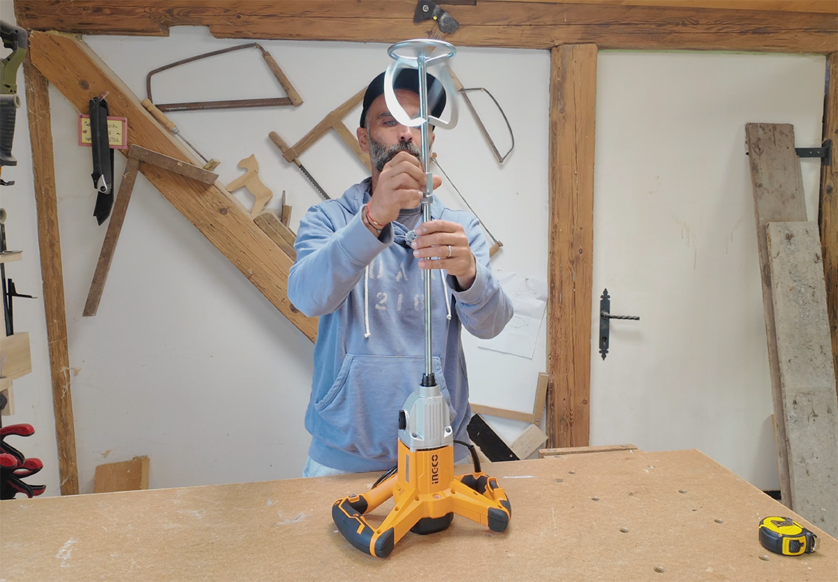 Lukáš testuje v dielni stavebné miešadlo