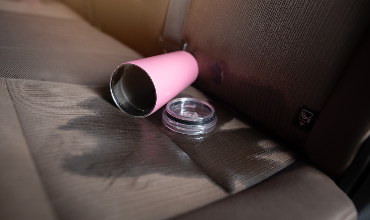 Rozliata voda z pohára na sedadla auta