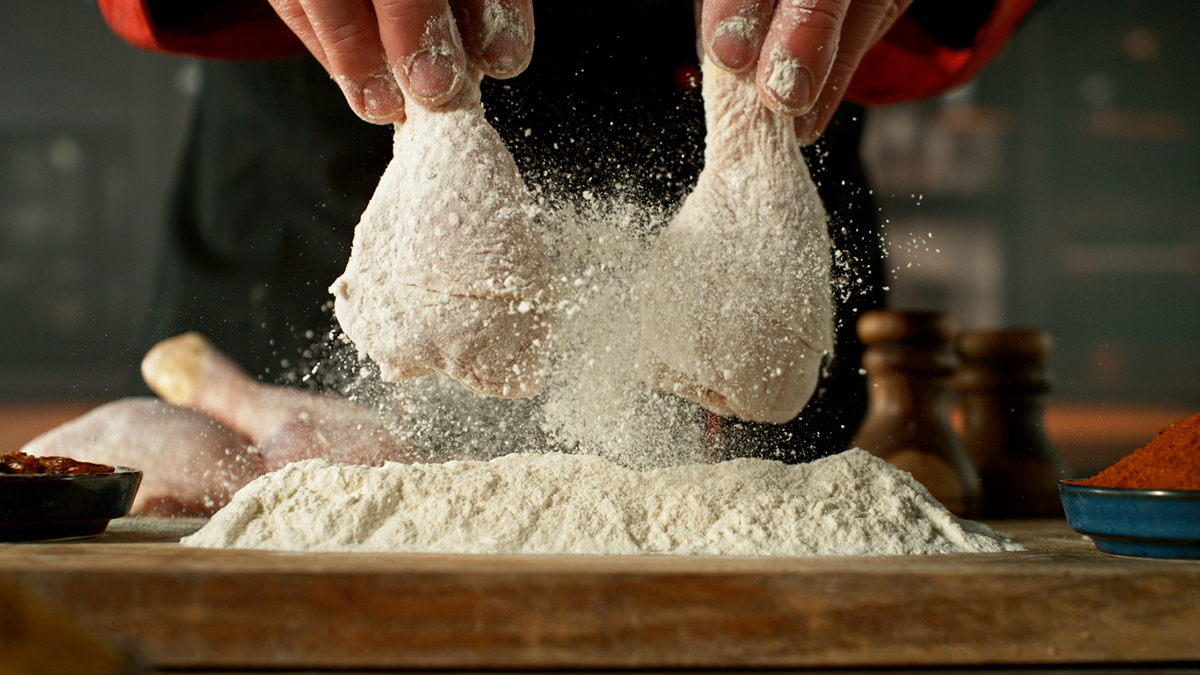 Obaľovanie kuracích stehien v múke