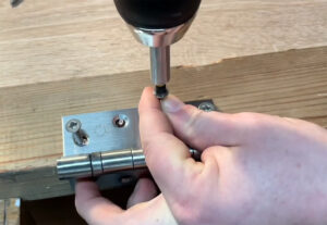 Pretáča sa vám skrutka v dreve? S týmto 10-sekundovým trikom strhnutý závit okamžite opravíte